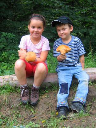 Auf unserem Weg nach Bardejovské Kúpele trafen wir auf junge erfolgreiche Pilzsammler 