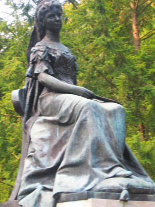 Wandern durch den Osten der Slowakei: "Sisi"-Denkmal in Bardejovské Kúpele (Bad Bartfeld). Sie suchte hier Ruhe nach dem Freitod ihres Sohnes Kronprinz Rudolf
