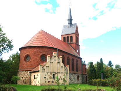 Stolzenhagen, die Dorfkirche steht i, Zentrum des Orts
