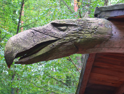 Adlerkopf verziert die Schutzh�tte am Liesenkreuz