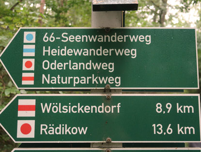 Hinweisschild. 66-Seen-Weg Gamengrund 