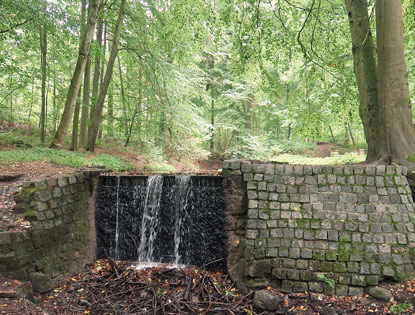 Der Wasserfall im Park von C�then