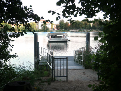 F�hre legt ab vom Weastufer zur Altstadt von Strausberg