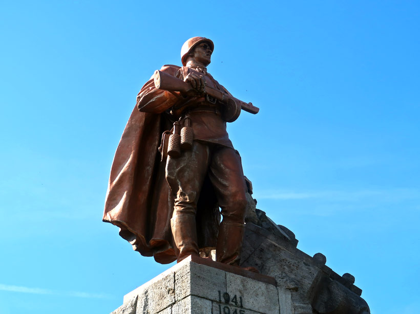 Soldatenskulptur auf der Seelower H�he