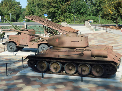 Russische Milit�rische Gro�ger�te auf dem Vorplatz Seelower H�hen