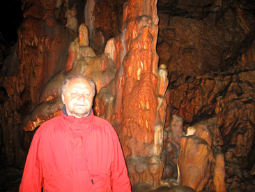 Felix misst sich mit einem der prächtigen Stalaktiten in der Baradla-Höhle lm Aggtelek-Nationpark, Ungarn