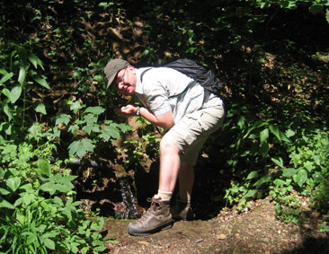 Dirk stärkt sich an einer Quelle im Tal Patkos völgy. Es war bisher die einzige wasserspendende Quelle auf unserer Wanderung durch Ungarn