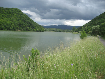 Gewitterstimmung am Stausee Lázbérci-To beim Ort Dédestapolcsány am Rande des Bükk-Gebirges in Ungarn