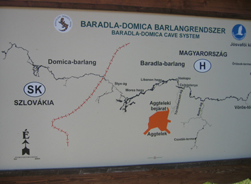 Die Höhle ist 25 km lang, und zwar 18 km auf ungarischer Seite und 7 km in der Slowakei. In Ungarn hat die Baradla (barlang) 3 Eingänge: In Aggtelek, am Vörös-to (Roter See) und in Jósvafö
