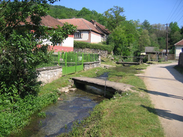 Durch den kleinen Ort Jósvafö in Ungarn fließt der Baradla-Fluss