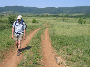 Klaus vor Jósvafö im Aggtelek Nationalpark in Ungarn. Wir konnten nicht erkennen, ob diese Karst-Fläche landwirtschaftlich genutzt wird