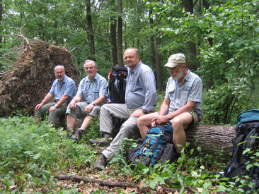 Rast vor dem Ort Zádorfalva. Von links: Harald, Wolfgang, Felix, Klaus. Dirk machte die Aufnahme