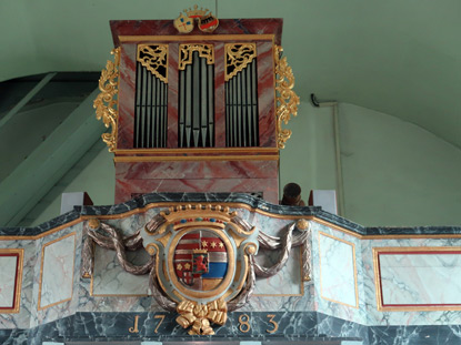 Wandern durch das Ahrtal: Die Orgel in der frei zugänglichen Burgkapelle in Kreuzberg