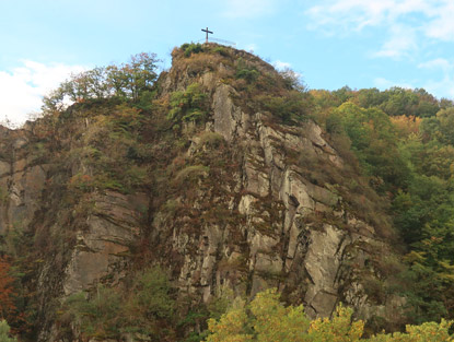 Wanderung durch das Ahrtal: Das Schwarze Kreuz auf dem Fels Heislei
