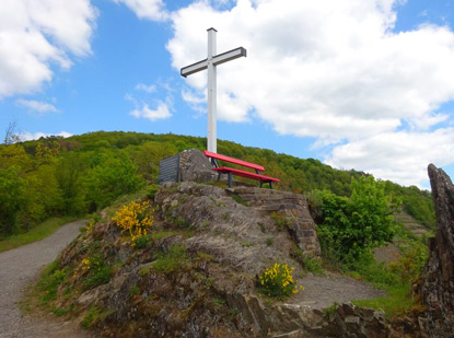 Wandern durch das Ahrtal: Das Weiße Kreuz" steht am Kirchweg nach Altenahr