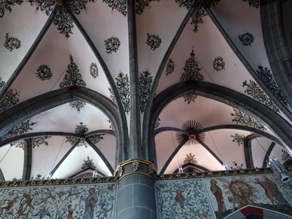 Wandern durh das Ahrtal: Die St. Laurentiuskirche weist ein bemaltes Kreuzrippengewölbe auf