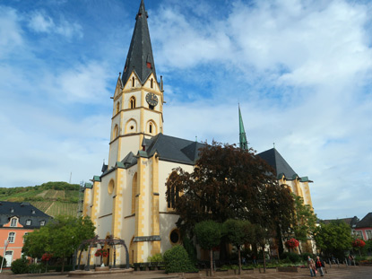Wandern durch das Ahrtal. Die Sankt Laurentiuskirche in Ahrweiler(Außenansicht)