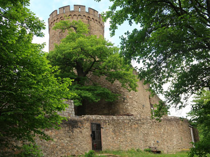 Alemannenweg Odenwald: Bergfried und Außenmauern vom Schloss Alsbach