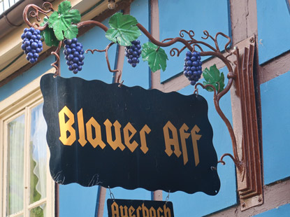 Alemannenweg, Auerbach, Wirtshausschild vom Weinlokal "Blauer Aff"