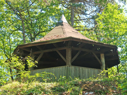 Alemannenweg im Odenwald: Ausscihts-Pavillon auf dem Alemannen-Wanderweg oberhalb von Jugenheim