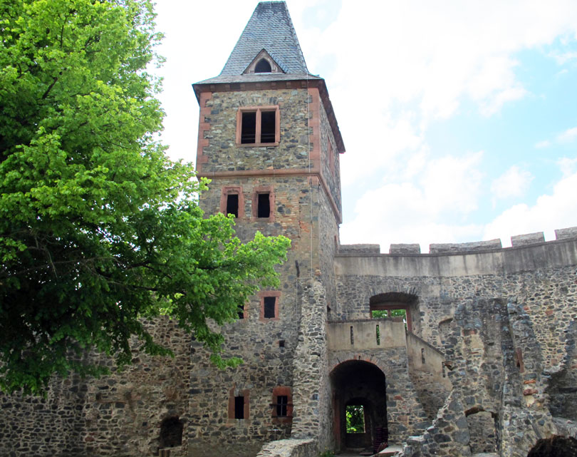 Alemannenweg: Der Wohnturm (Kernbereich) der Burg Frankenstein