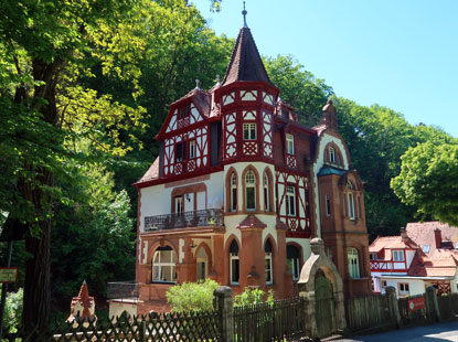 Alemannenweg Odenwald. Denkmalgeschützte Villa im Jugenstil in Jugenheim