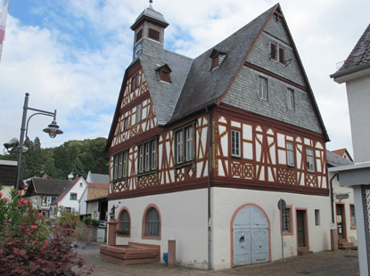 Alemannenweg: Das historische Rathaus von Seeheim an der Bergstraße