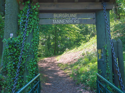Alemannenweg im Odenwald: Brücke über deem Graben zur Burgruine Tannenberg