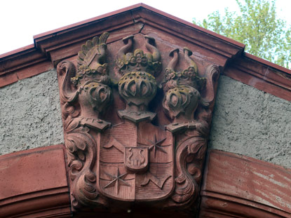 Alemannenweg: Das Wappen an der Durchfahrt zum Schloss Ernsthofen
