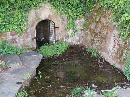 Alemannenweg: Vom Eselsbrunnen wurde bis 1890 das Trinkwasser  mit Eseln nach Lichtenberg transportiert