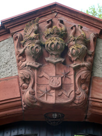 Alemannenweg Ernsthofen: Wappen am Toreingang zum Schloss