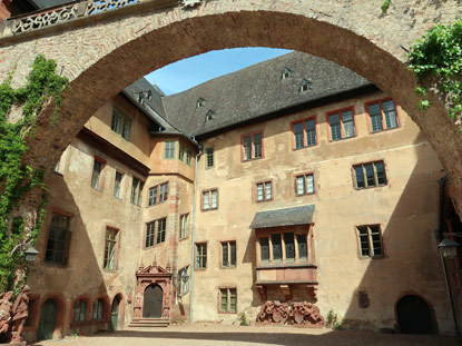 Ale,ammemweg Steinbach bei Michelstadt: Schloss Fürstenau innere Burghof