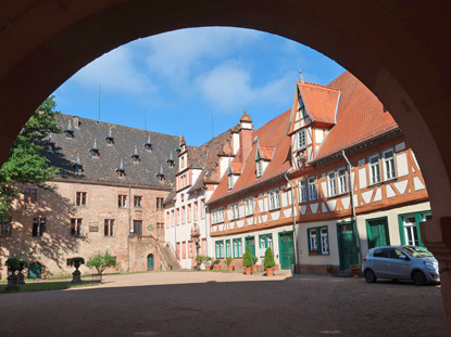 Alemannenweg Erbach: Blick durch das Tor in den Innenhof vom Schloss