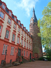 Alemannenweg Erbach: Schloss-Hof mit Bergfried