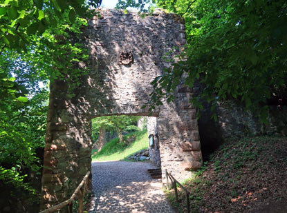 Alemannenweg Burg Rodenstein: Torturm von der Talseite