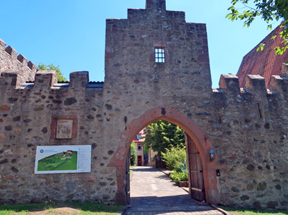 Alemannenweg Eingangstor zur Vorburg von  Burg Reichenberg  bei Reichelsheim im Odenwald