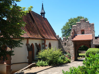 Alemannenweg Schloss Reichenberg im Odenwald: Unmittelbar am Eingangstor, die Michaelskapelle