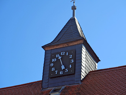 Alemannnenweg Brandau: Die alte Rathausuhr hat nur einen Stundenzeiger