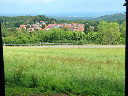 Alemannenweg bei Lützelbach im Odenwald: Blick von der Sennhütte auf den Ort  Lützelbach