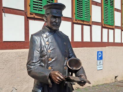 Ausscheller, ein Bronzedenkmal am Marktplatz von Gro-Ostheim