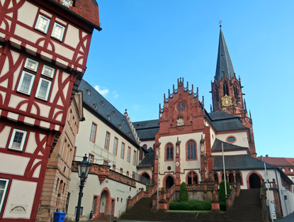 Stiftsplatz mit der Lwen-Apotheke und der Kirche St. Peter und Alexander