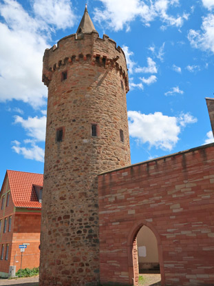 Derr 28 m hohe Spitzer Turm in Großostheim