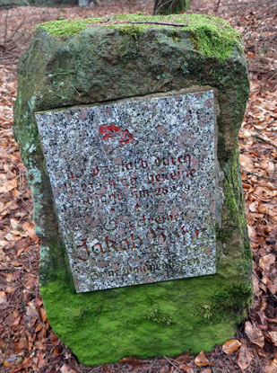 Gedenkstein erinnert an den Obertreiber Jakob Bohn. der bei einer Saujagd hier im Wald verstarb