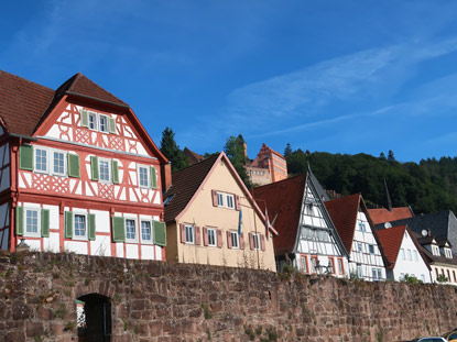 Stadtmauer mit Fachwerkhäuser in Hirschhorn
