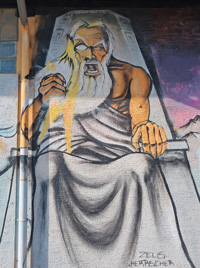 Zeus, Herrcher des Olypm blickt von einer Hauswand in Nußloch