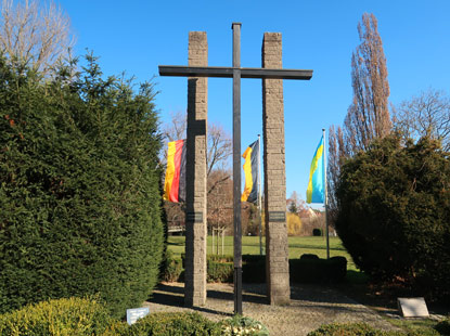 Völkerkreuz an der kleinen Gartenanlage in Hockenheim