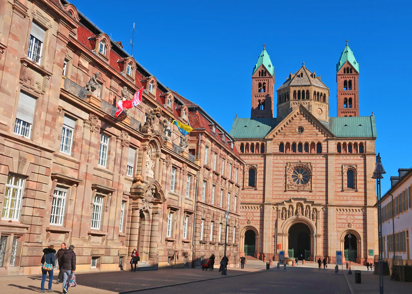 Das Rathaus und der berühmte Dom von Speyer
