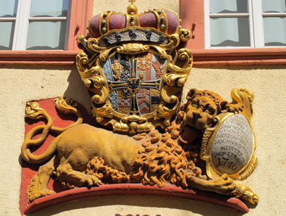 Blütenweg: Wappen am Deutschordenshaus in Weinheim