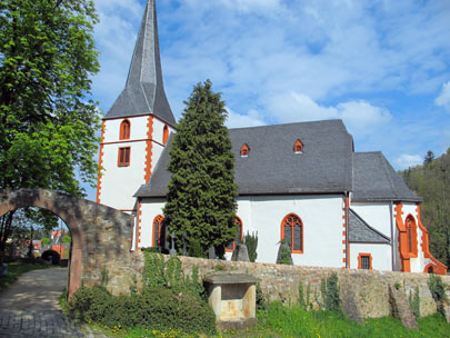 Odenwald: Der Blütenweg geht vorbei an der evangelischen Bergkirche von Auerbach (erbaut im 13. Jh.)