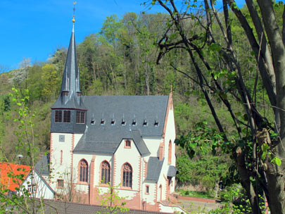 Blütenweg Odenwald: Die Wallfahrtkirche St. Michael in Hambach. In einer Seitenkapelle steht das Gnadenbild "Maria, Helferin der Christen" von 1747